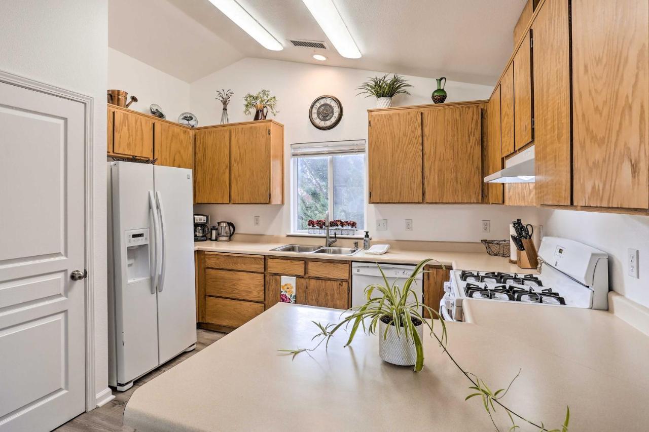Mount Shasta Escape With Balcony About Walk To Dtwn Villa Екстериор снимка