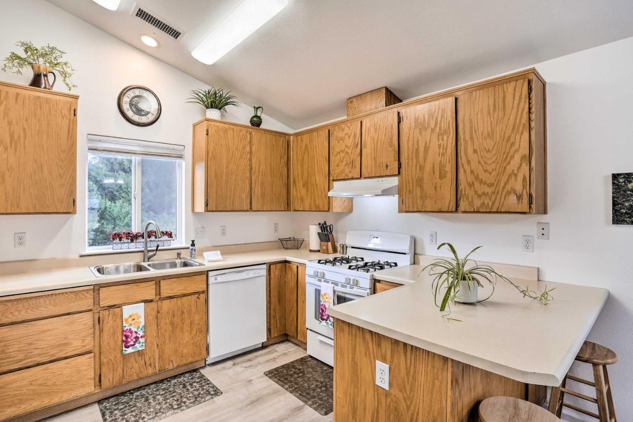Mount Shasta Escape With Balcony About Walk To Dtwn Villa Екстериор снимка